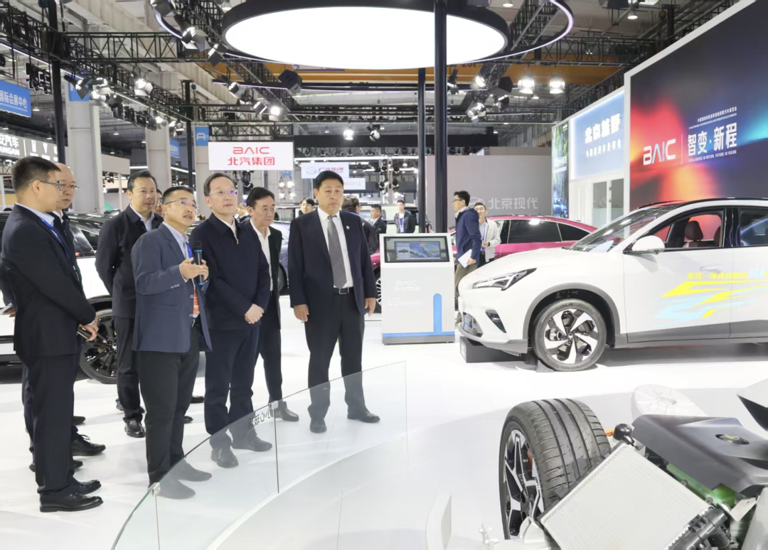 Li Lecheng Visits the WICV 2025 Exhibition
